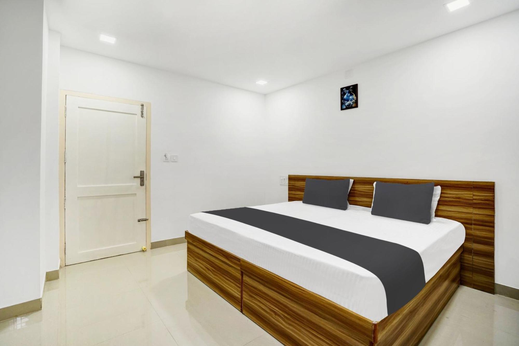 Hotel O Grand Parassini Pāppinisseri Esterno foto