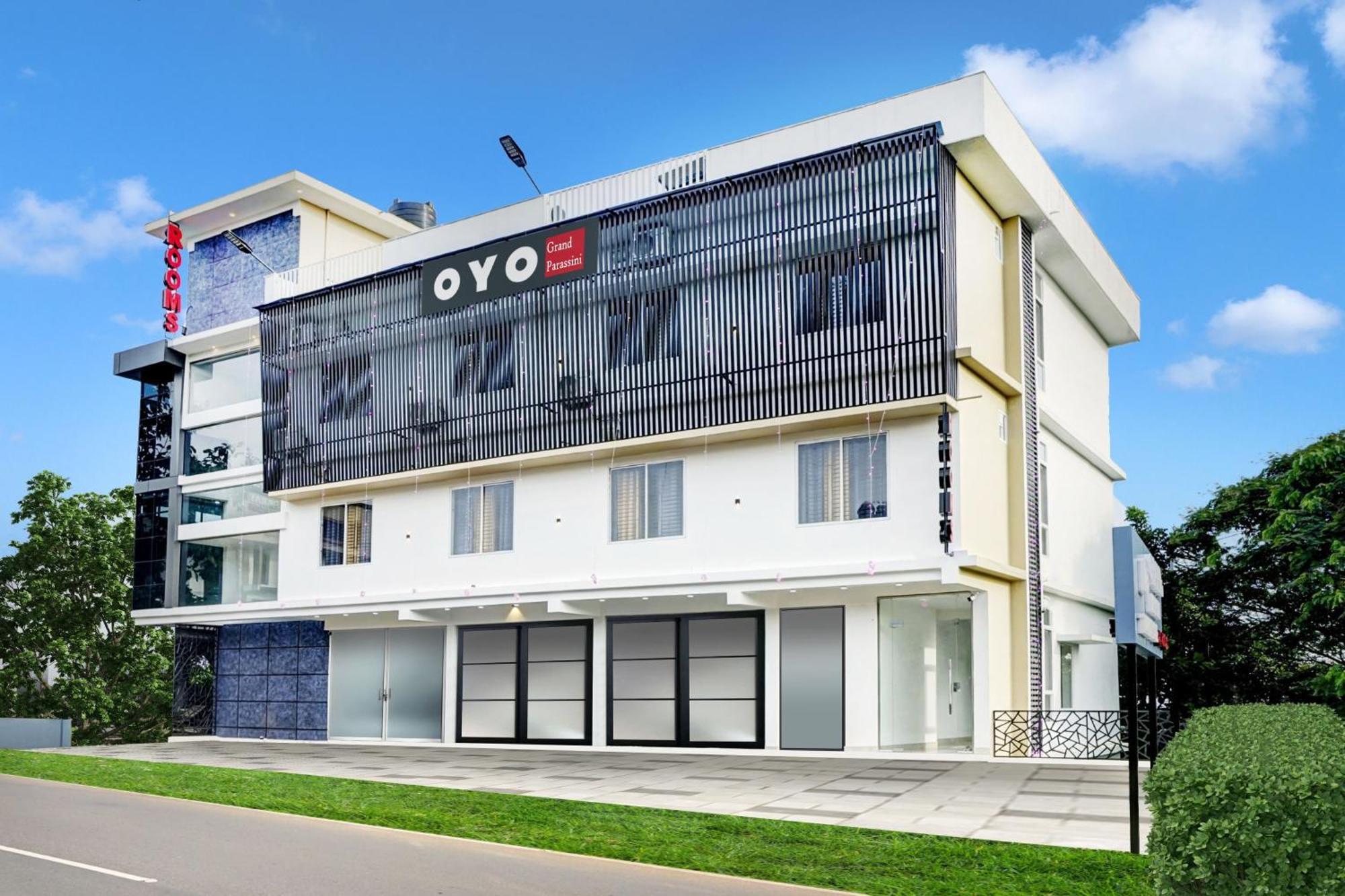 Hotel O Grand Parassini Pāppinisseri Esterno foto