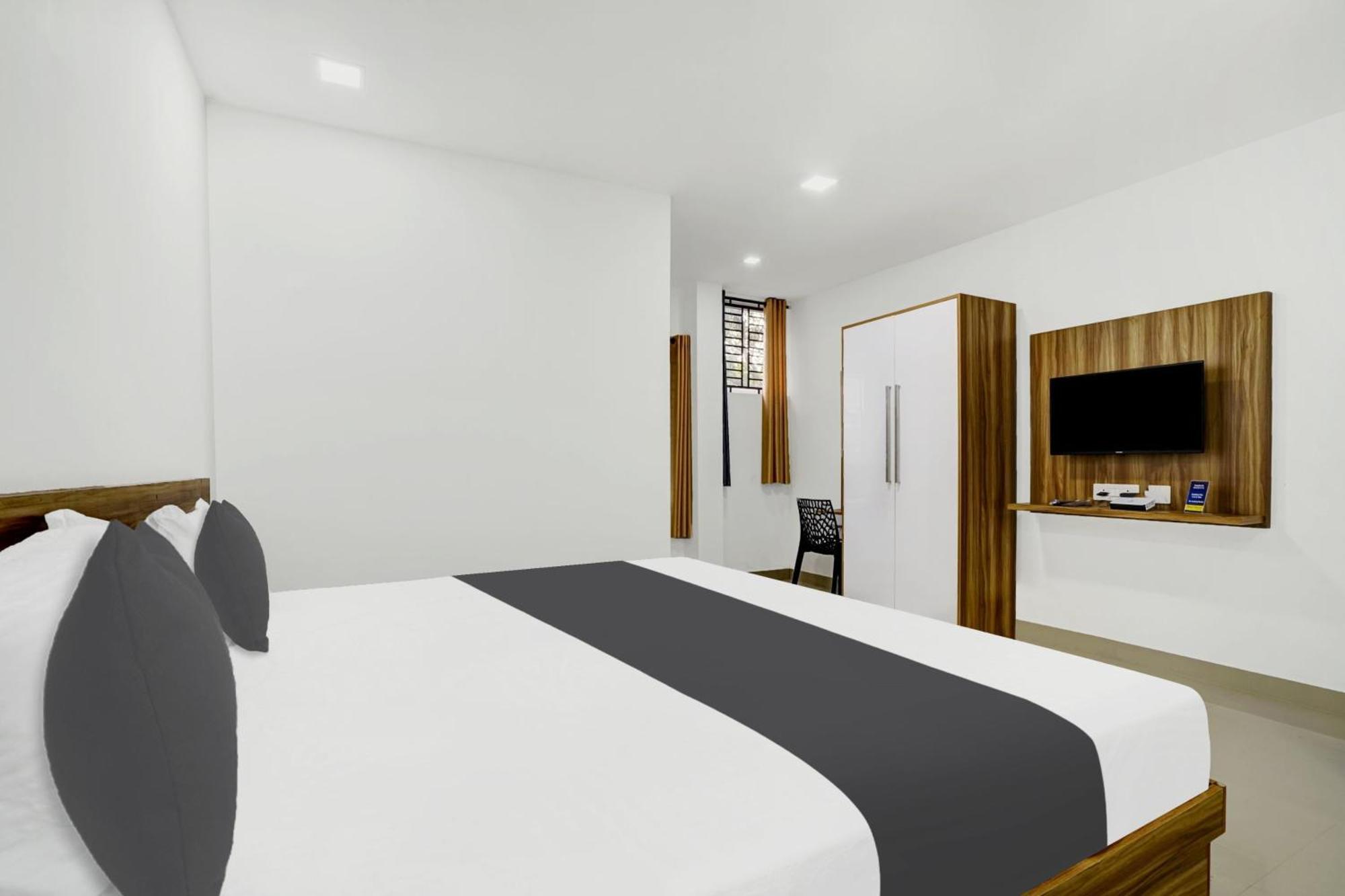 Hotel O Grand Parassini Pāppinisseri Esterno foto