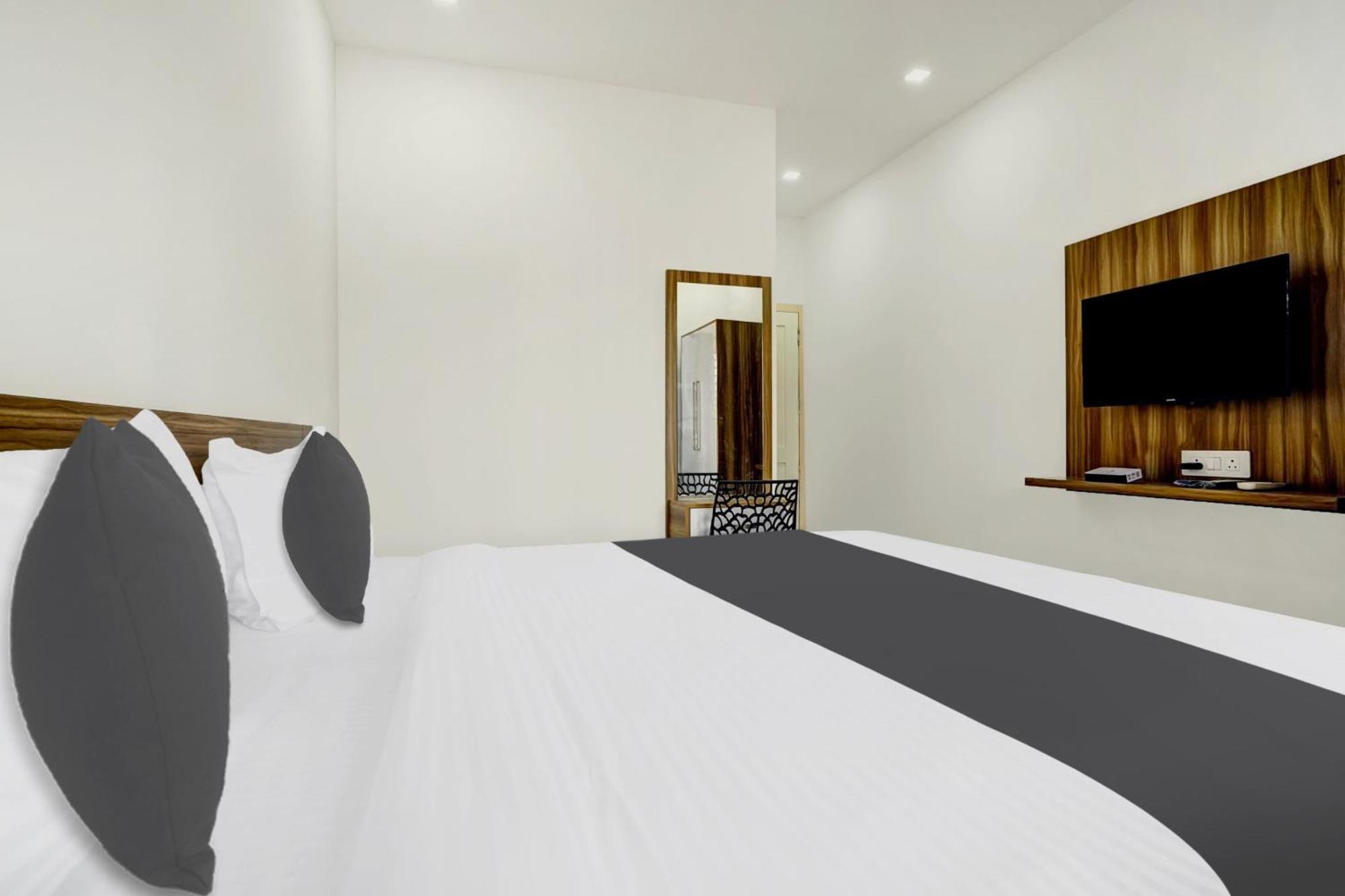 Hotel O Grand Parassini Pāppinisseri Esterno foto