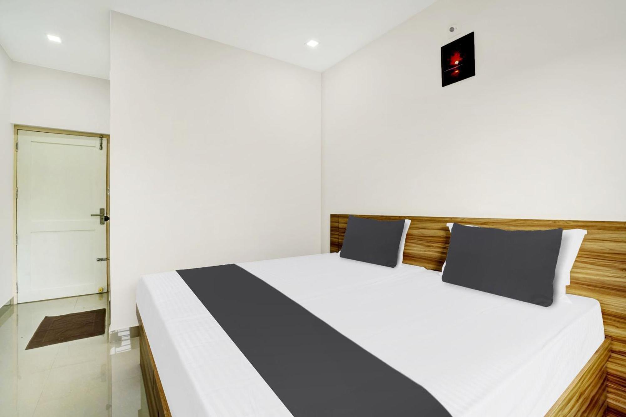 Hotel O Grand Parassini Pāppinisseri Esterno foto